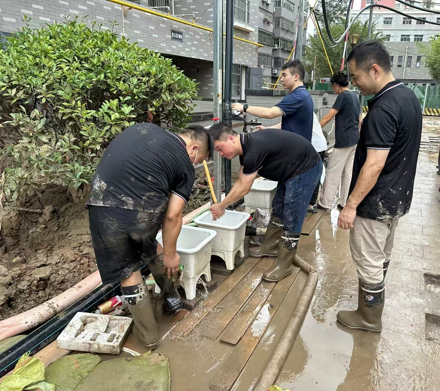 9月3日至4日，陕西中煤新能源宝鸡公司积极参与受灾严重区域清淤排污工作（摄图：张子玉）.jpg