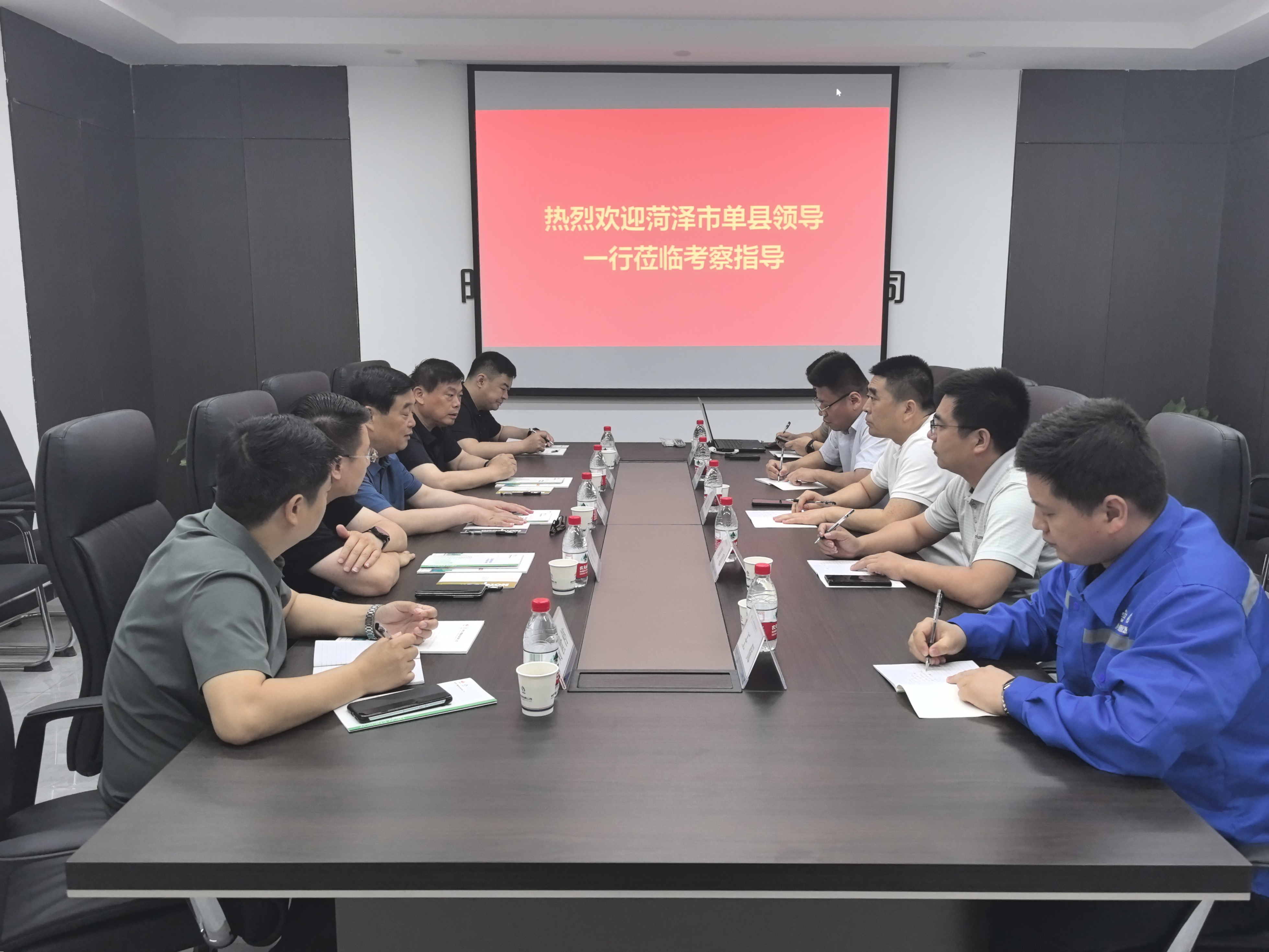 5月17日，山东省菏泽市政协副主席、单县县委书记耿振华率队到陕西中煤新能源有限公司金泰东郡能源站考察交流（摄影：王泽蒙）.jpg