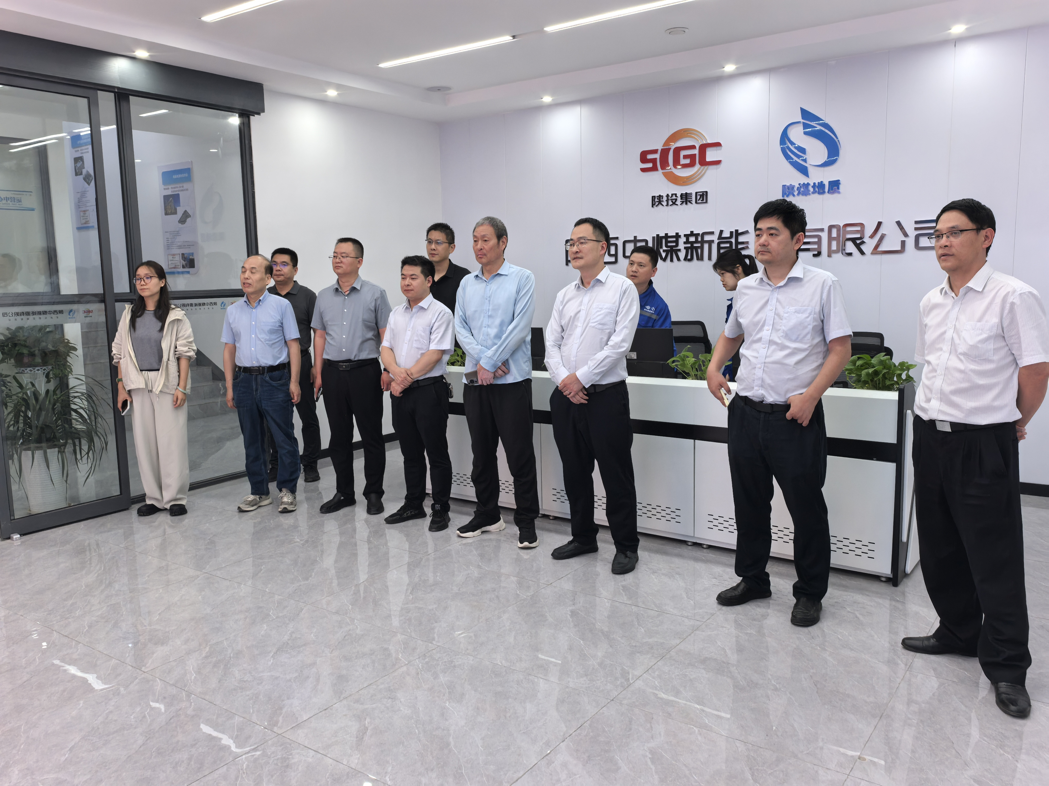 6月4日，中国东方电气集团有限公司产业发展部副部长李元一行到陕西中煤新能源有限公司金泰东郡区域能源站项目进行参观座谈。（摄影：刘博洋）.jpg