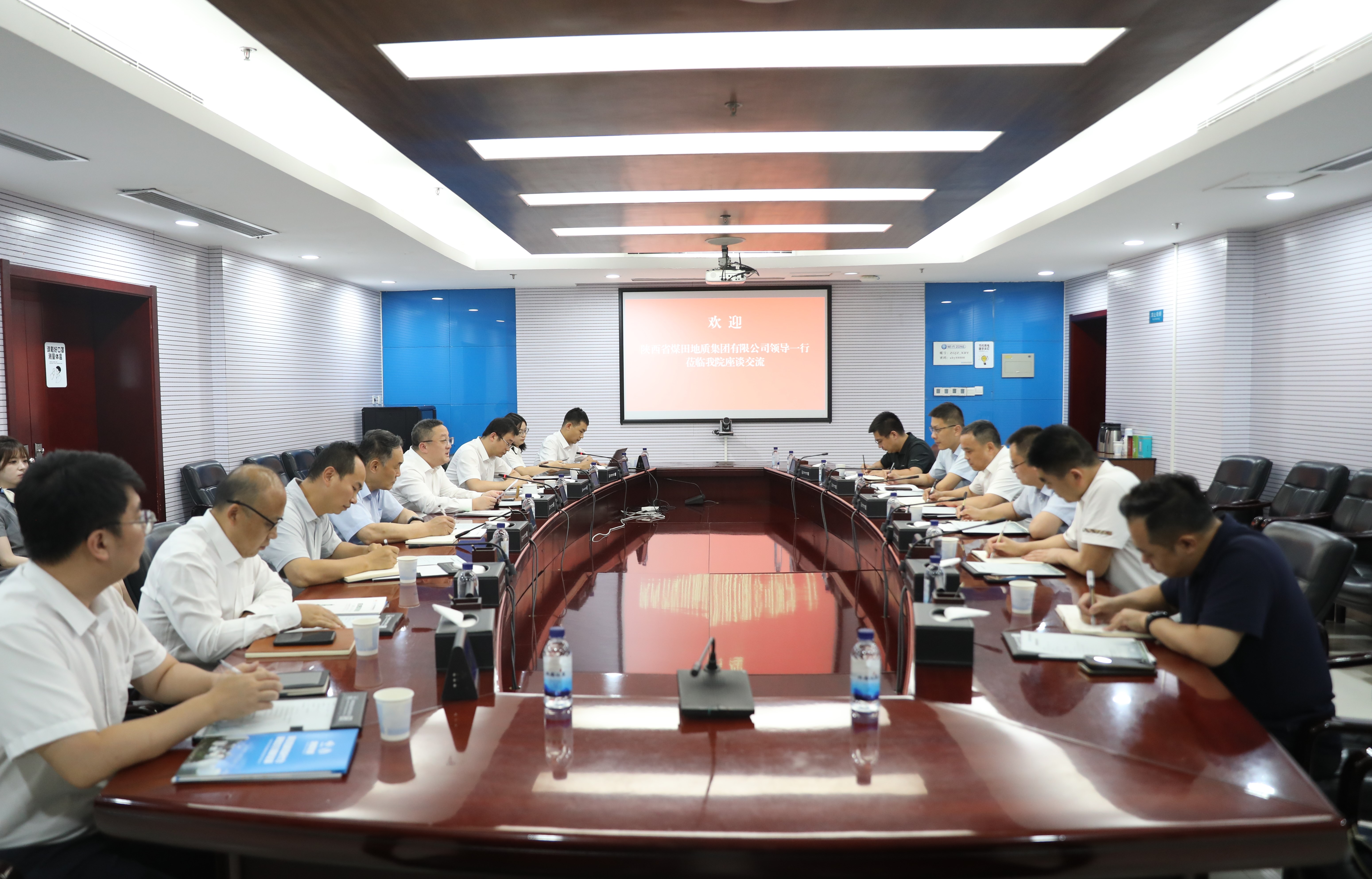 6月13日，陕西中煤新能源有限公司与中建西北院展开座谈交流，并签署战略合作协议。（摄影：孙河洋）.jpg
