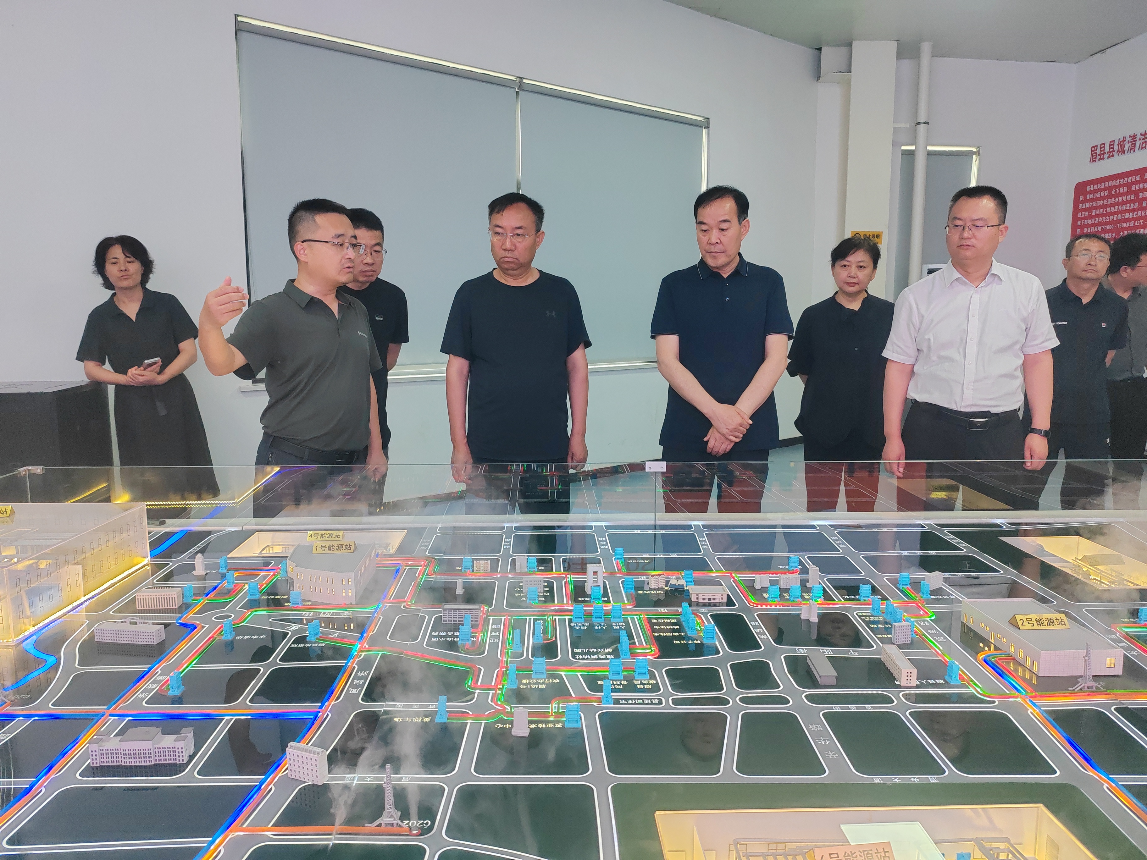 6月7日，铜川市城市管理执法局党组成员、副局长刘群利一行到陕西中煤新能源有限公司考察调研。（摄影：张丽）.jpg