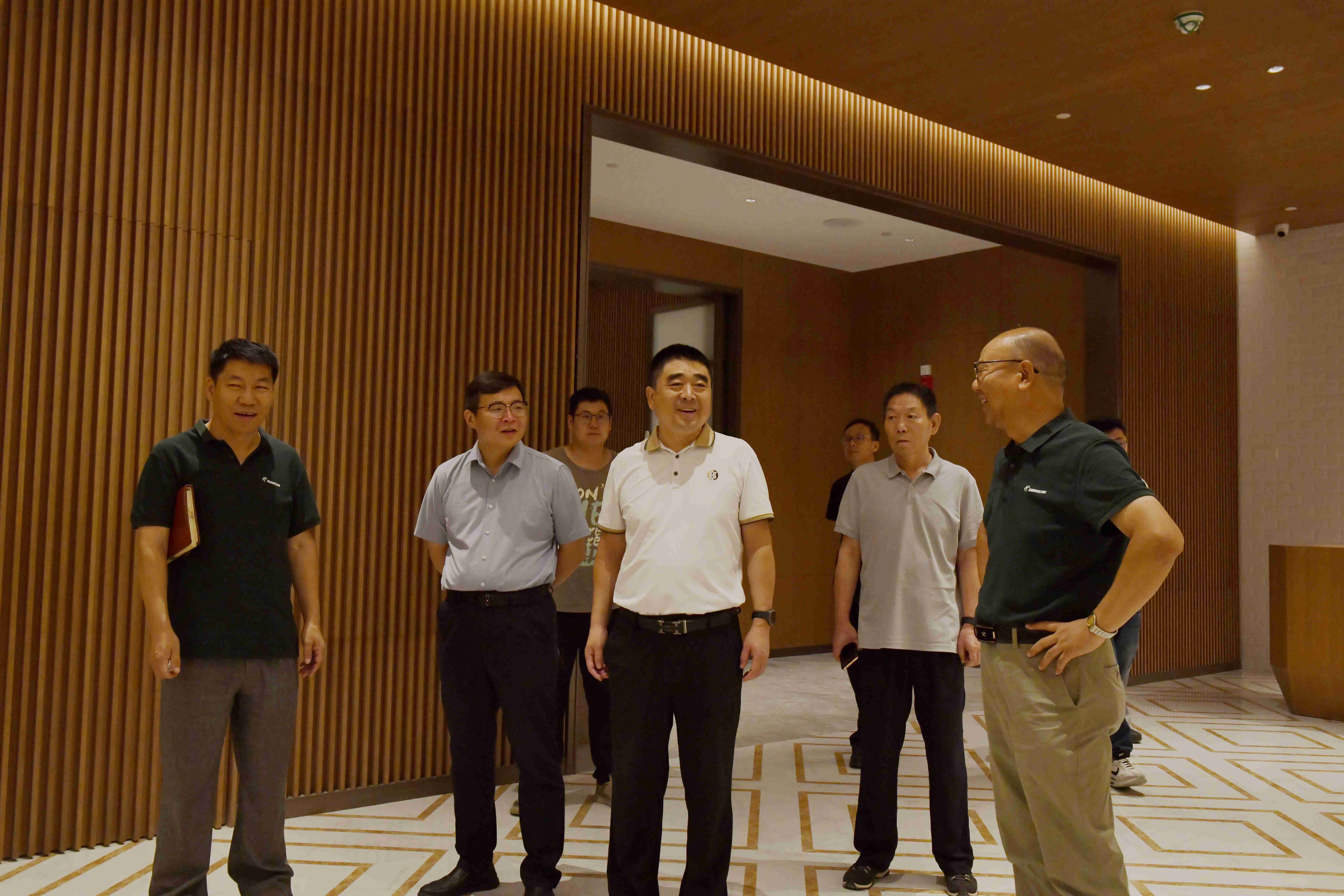 8月28日，陕西中煤新能源有限公司党总支副书记、总经理赵真带队先后深入渭南假日酒店项目及陕煤地质草滩生活基地项目一线，开展专项检查与督导工作。（图：张寅）.jpg