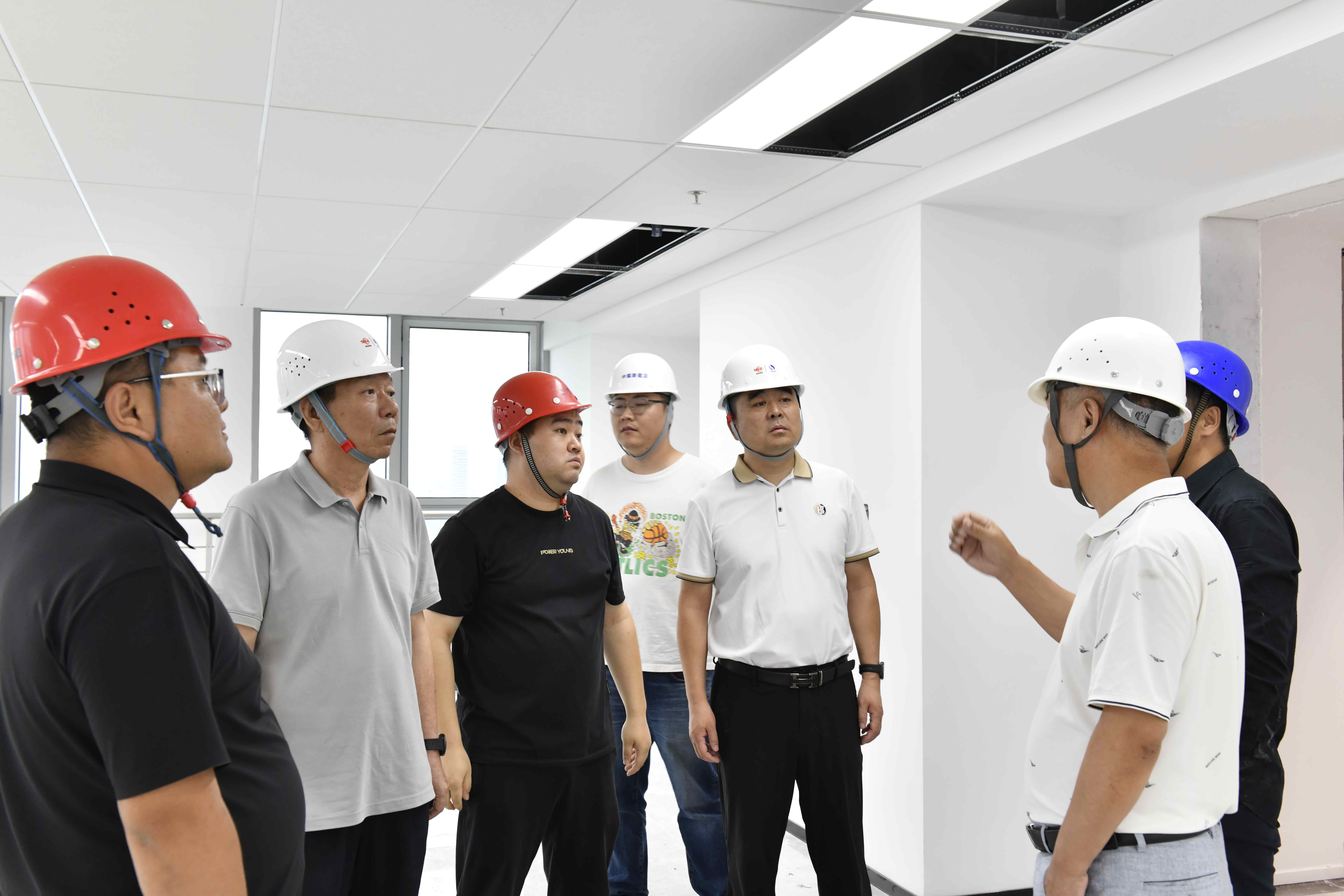 8月28日，陕西中煤新能源有限公司党总支副书记、总经理赵真带队先后深入渭南假日酒店项目及陕煤地质草滩生活基地项目一线，开展专项检查与督导工作。（摄：张寅）_副本.jpg