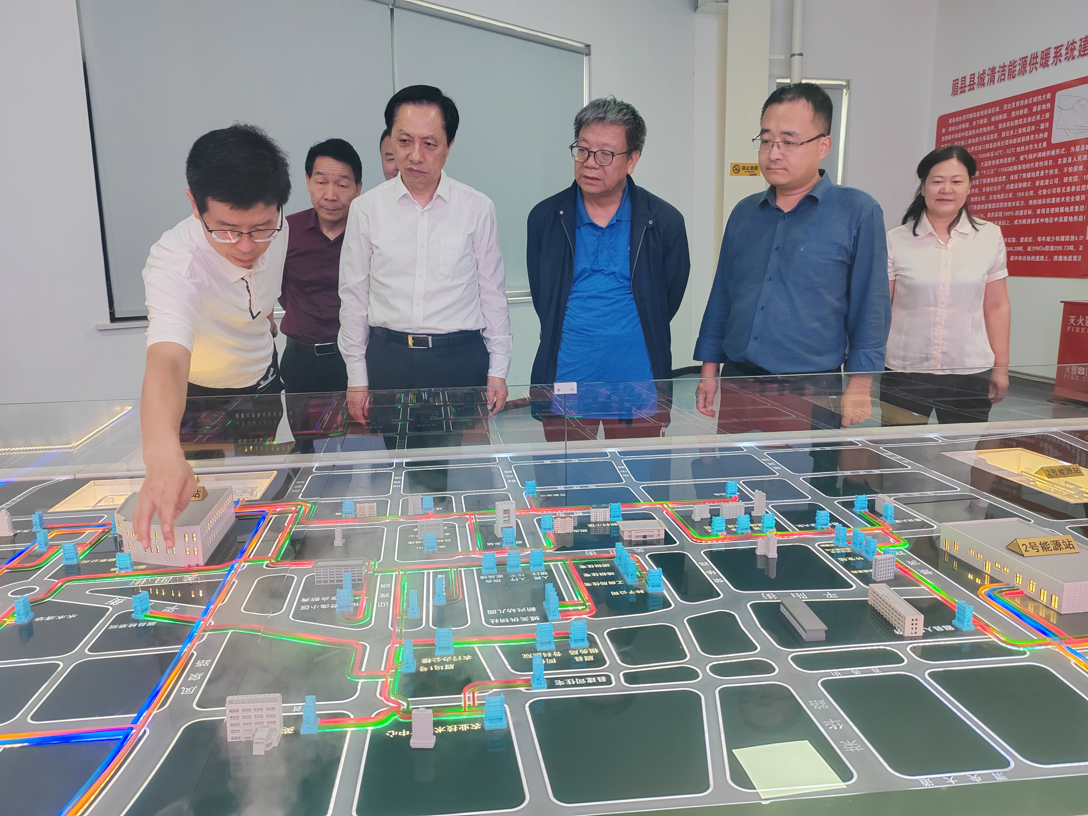 9月9日，陕西省人大财经委副主任委员夏晓中一行前往陕西中煤新能源有限公司所属新眉公司，实地开展参观指导工作。（图：张丽）.jpg