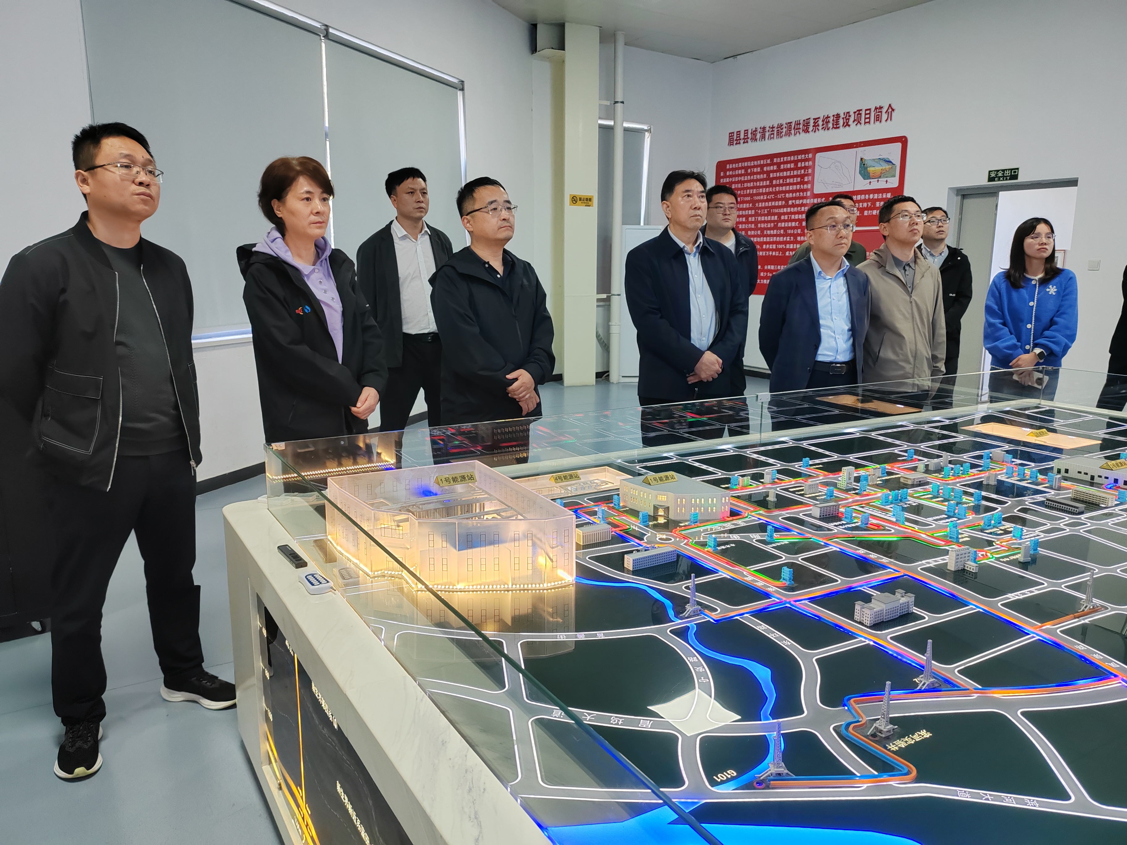宝鸡市自然资源和规划局党组成员、不动产登记局局长肖军一行到陕西中煤新能源有限公司所属新眉公司调研指导工作（摄影：张丽）.jpg