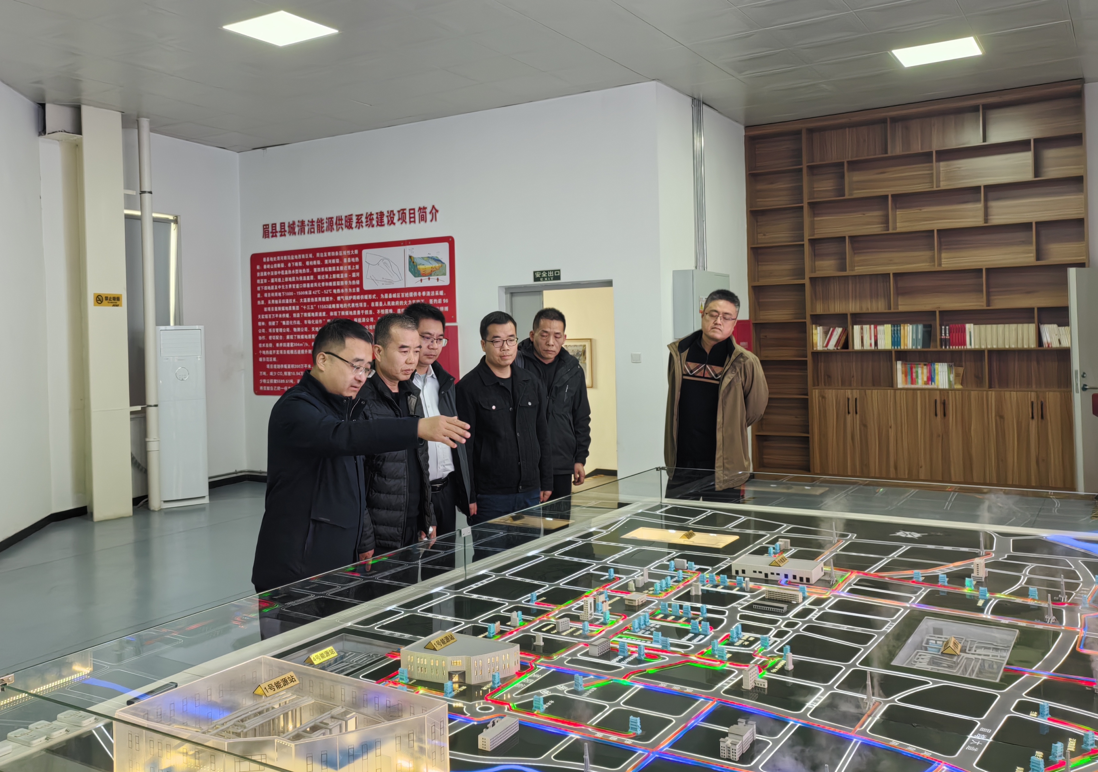 041764833199870108.jpeg 11月26日,陕西渭河发电有限公司副总经理杨建平带队对中煤新能源公司多个运营项目开展实地考察交流,公司党总支副书记、副总经理、总工程师周聪、副总经理李丁及相关工作人员陪同考察。(摄影:薛沛).jpg