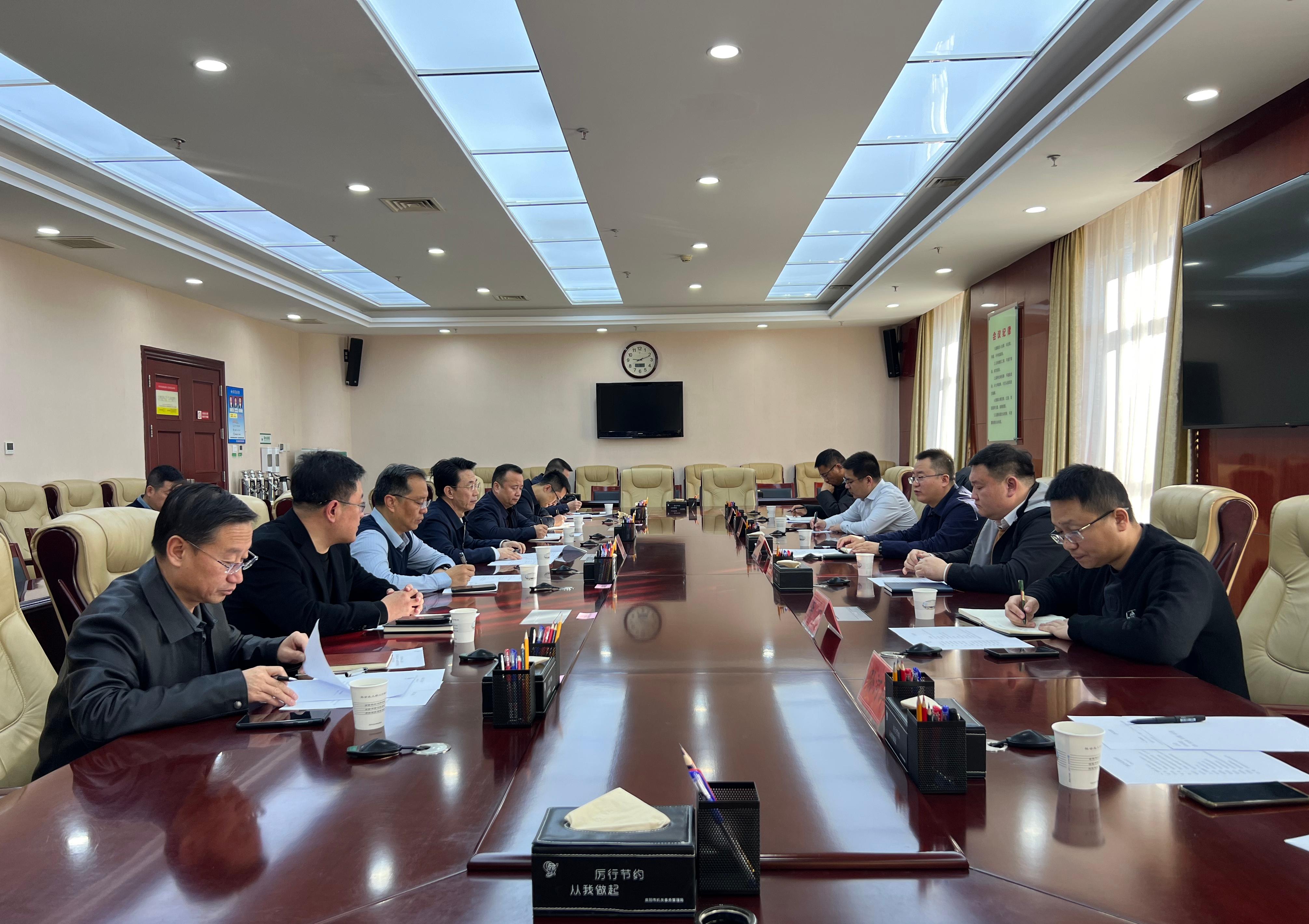 041764833667948272.jpeg 11月18日,中煤新能源公司党总支书记、董事长强林带队拜访庆阳市政府,双方围绕清洁能源供能及资源循环利用等领域开展座谈交流。(摄影:孙河洋).jpg