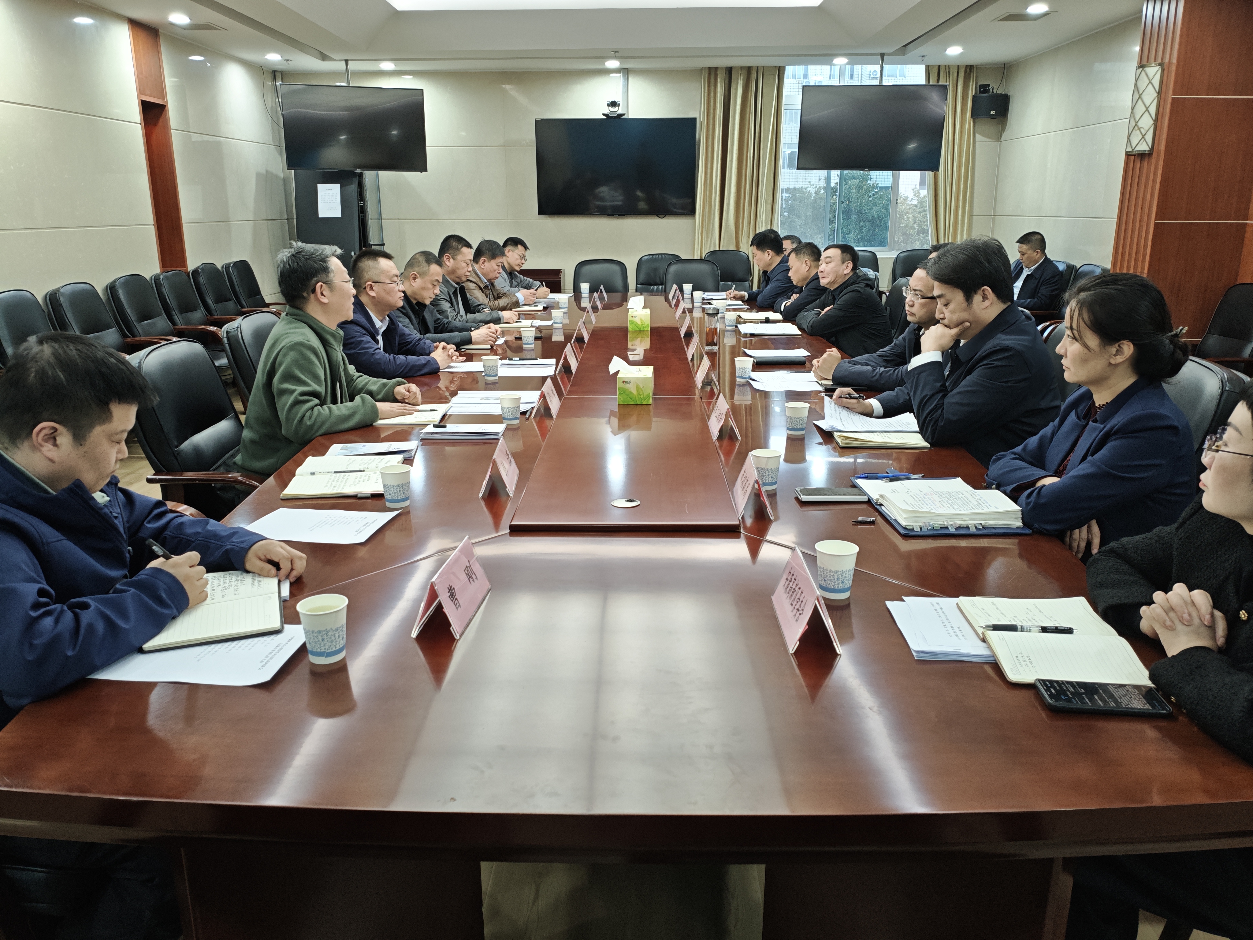 041764838989885362.jpeg 11月11日-12日,陕西中煤新能源有限公司党总支书记、董事长强林带队拜访安康市人民政府。双方就进一步开展零碳园区建设及集中供能服务进行了深入交流。(摄影:韩潇).jpg