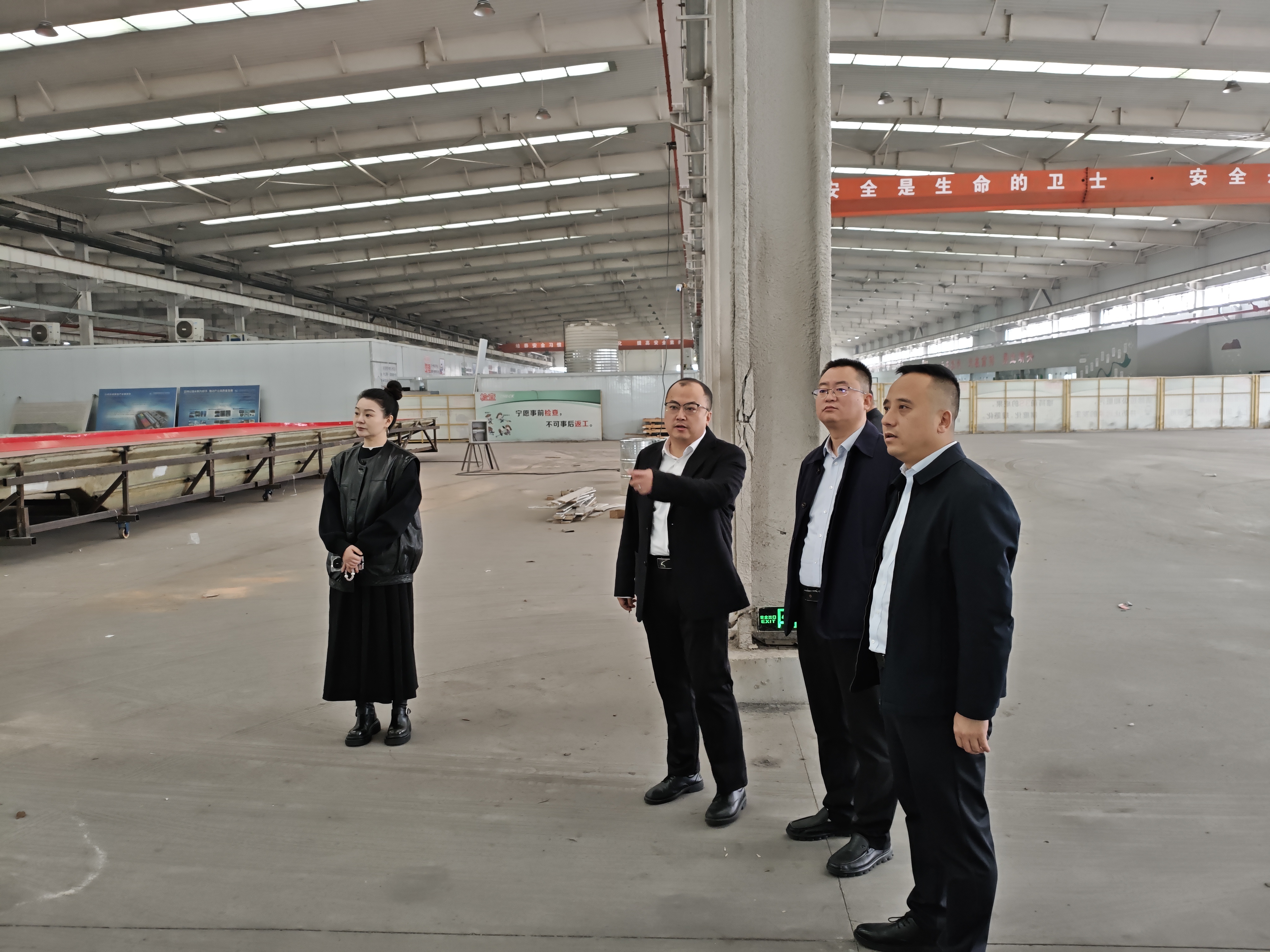 041764839030373771.jpeg 11月11日-12日,陕西中煤新能源有限公司党总支书记、董事长强林带队拜访安康市人民政府。双方就进一步开展零碳园区建设及集中供能服务进行了深入交流。 (摄影:韩潇).jpg