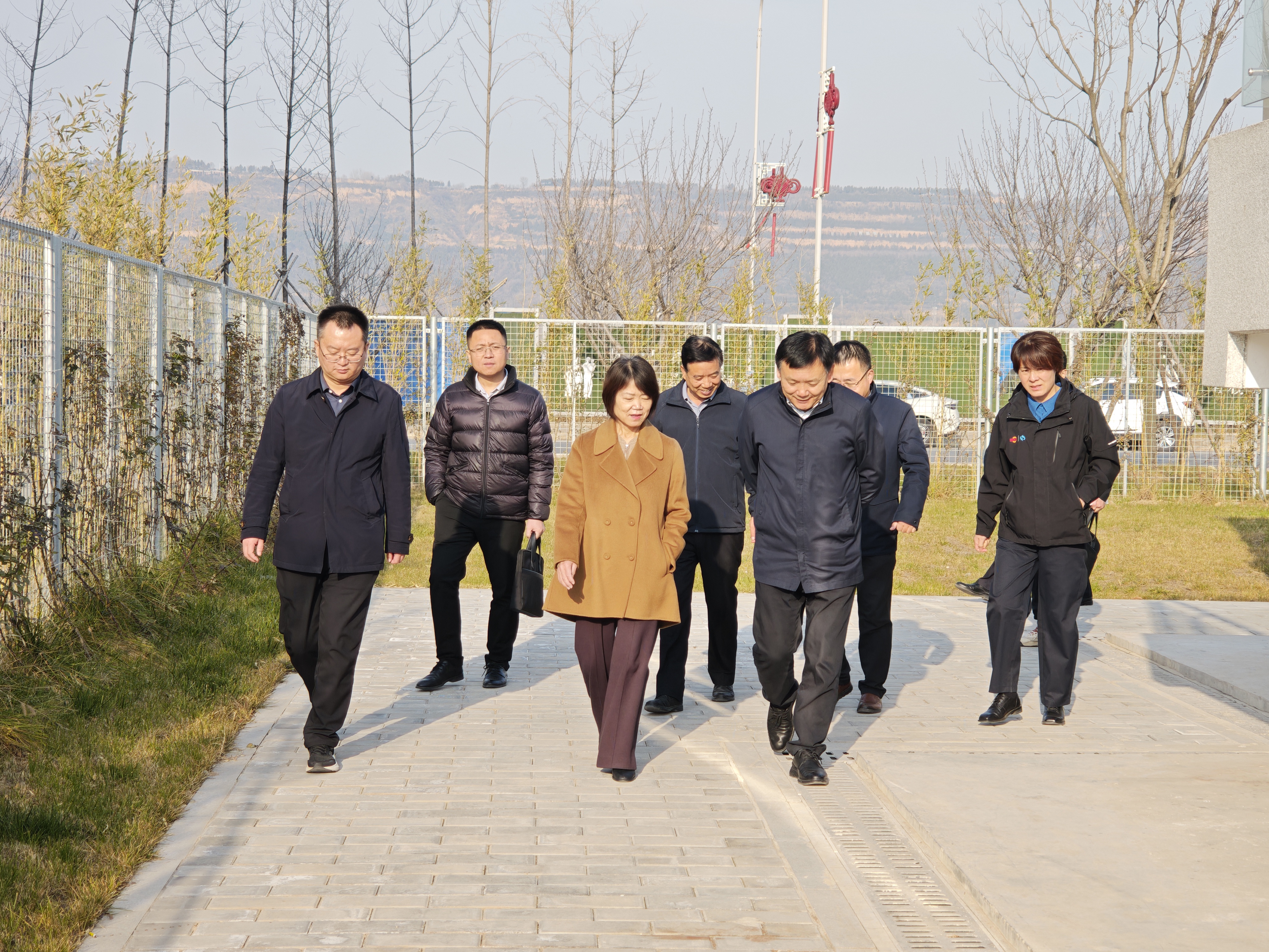 121765505812354376.jpeg 12月8日,眉县县委书记王继萍一行深入陕西中煤新能源公司眉县县域清洁能源供暖项目,实地督导眉县今冬供暖保障工作。(摄影:张丽).jpg