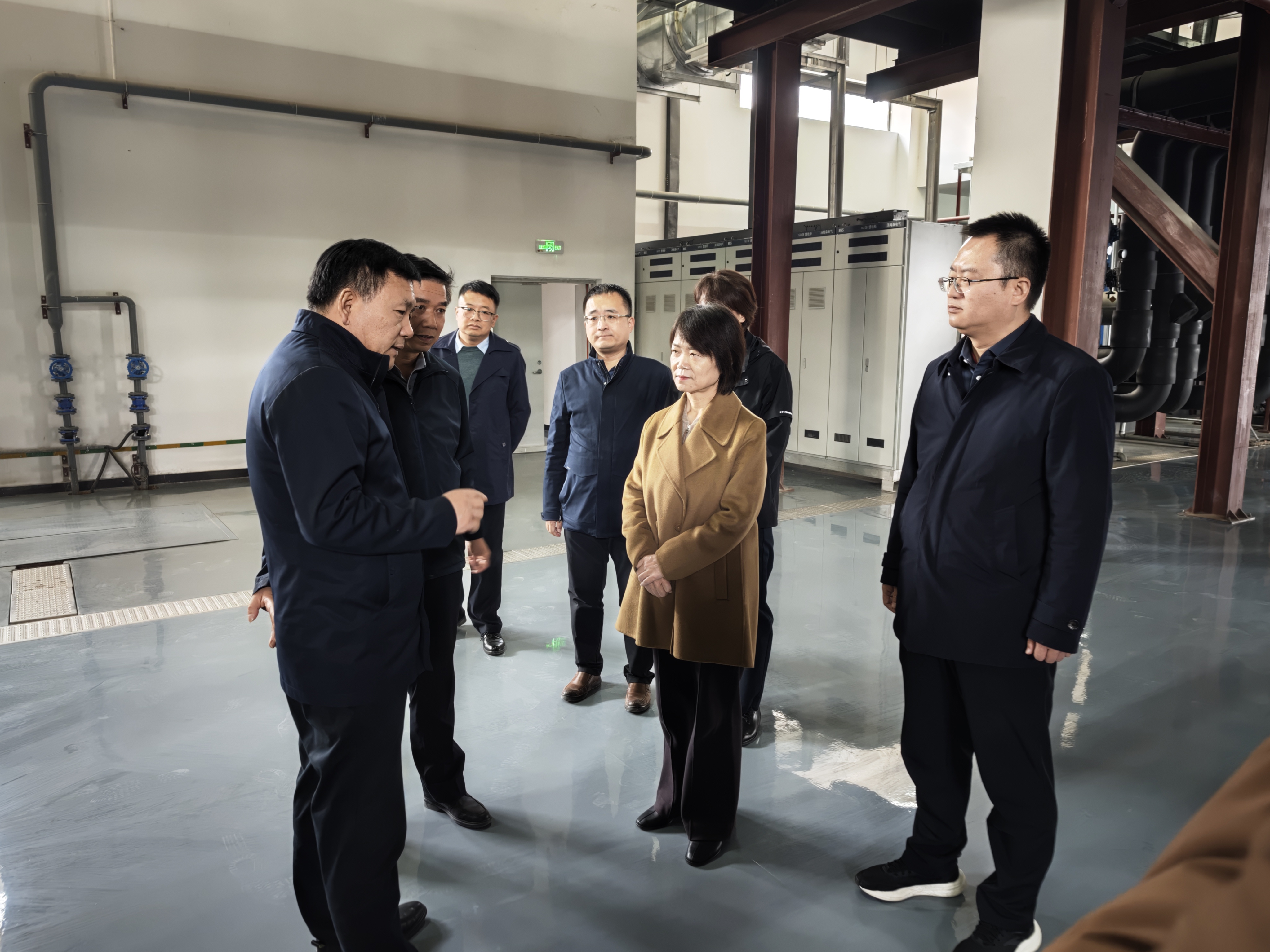 121765505828844248.jpeg 12月8日,眉县县委书记王继萍一行深入陕西中煤新能源公司眉县县域清洁能源供暖项目,实地督导眉县今冬供暖保障工作。(摄影:张丽 ).jpg