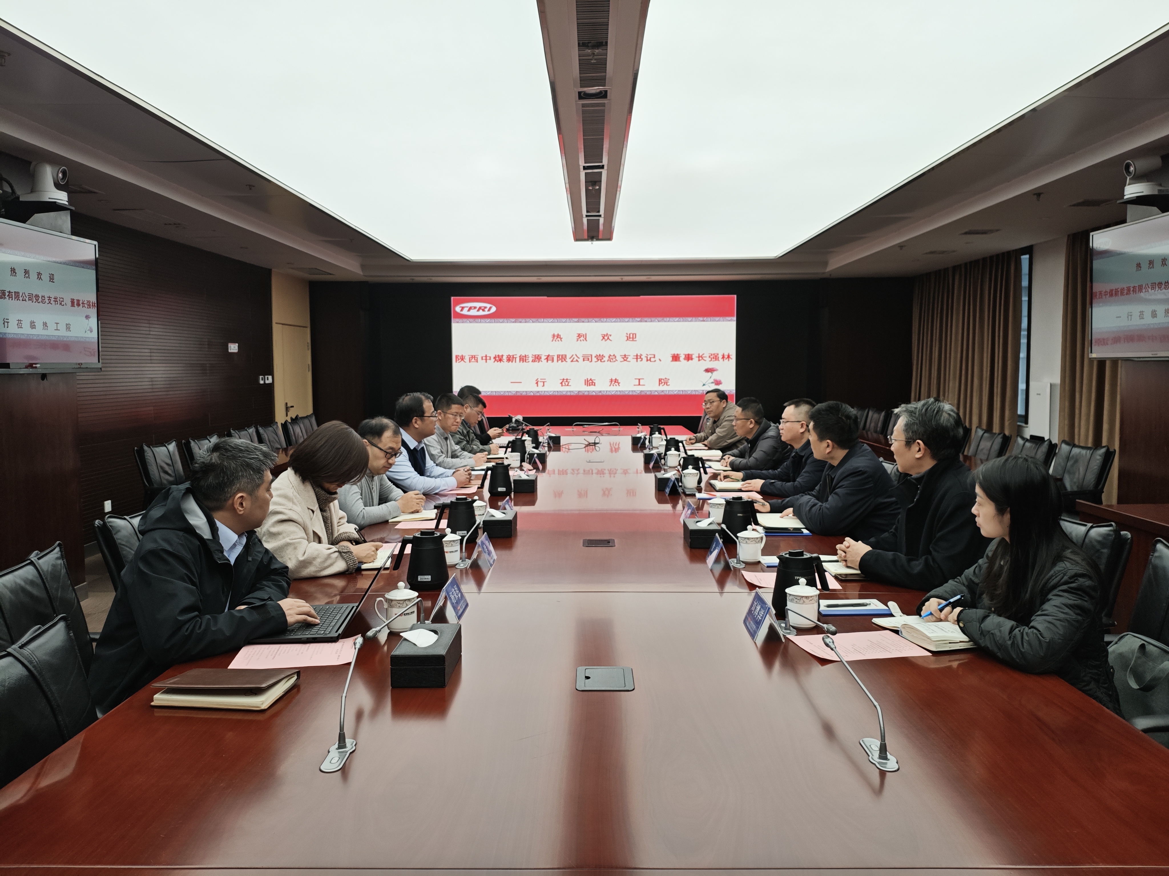 121765522607352381.jpeg 12月9日,陕西中煤新能源公司与西安热工研究院有限公司、陕西电力设计院有限公司交流座谈(摄:韩潇).jpg