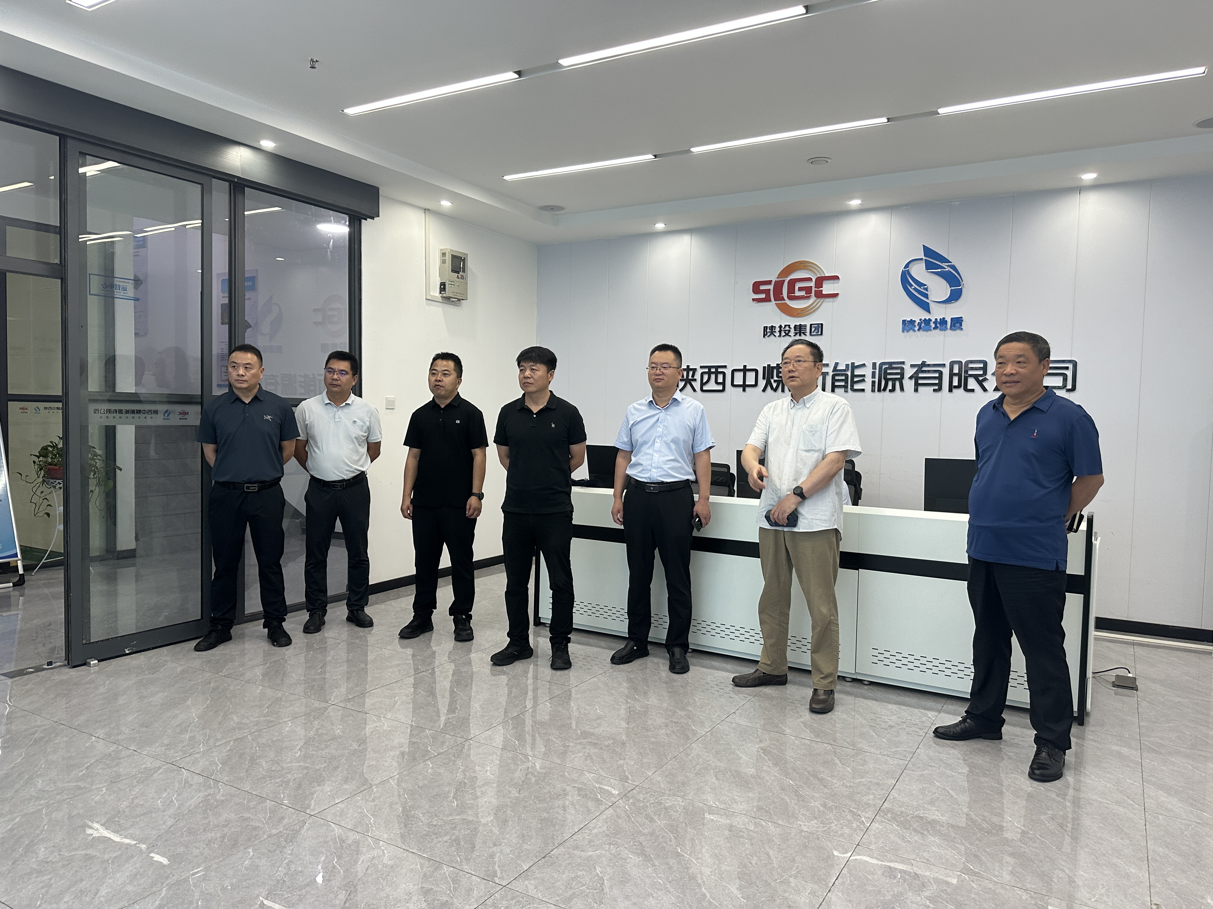 9月2日上午，陕西中煤新能源有限公司与灞河新区开发建设管理委员会在新能源公司金泰东郡能源站座谈交流（摄;孙宁）.jpg